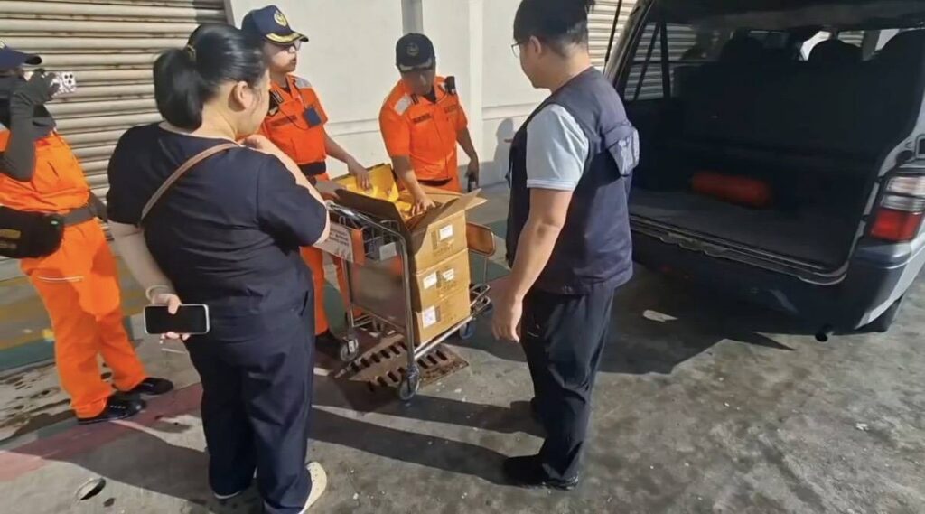 海巡落實邊境查驗，查扣旅客違規攜帶中國產製品。（圖／海巡署）