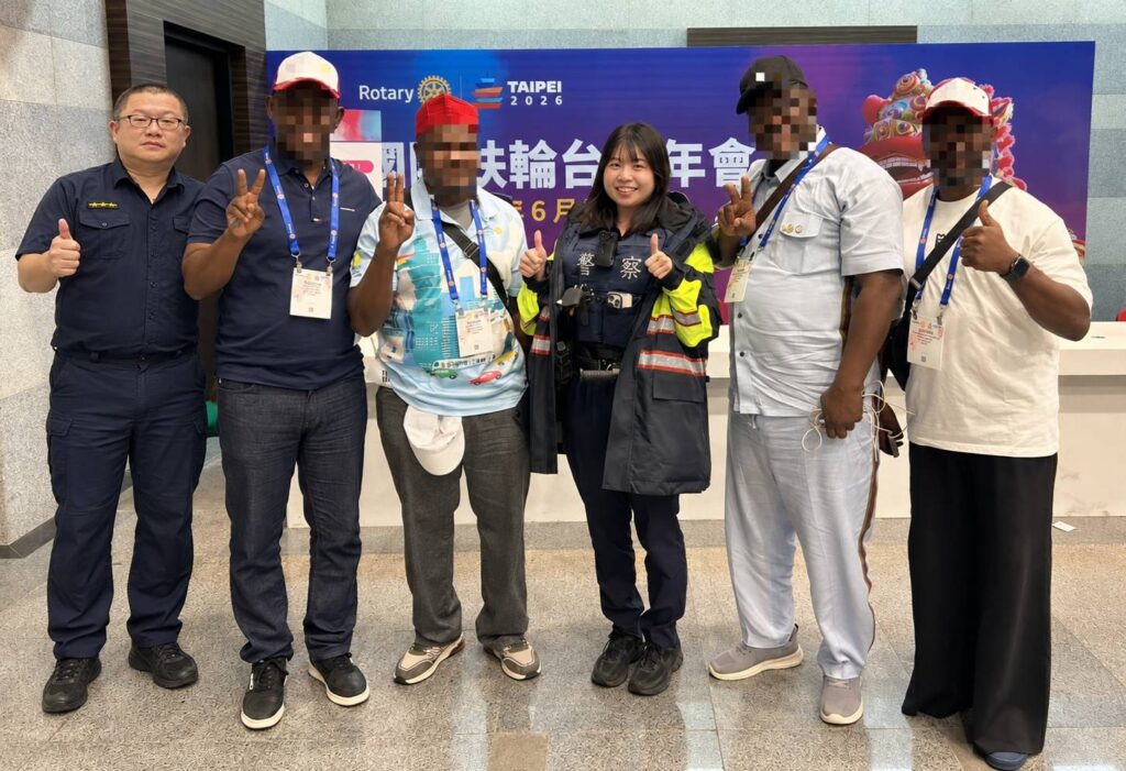 奈及利亞籍民眾開心與員警合影。(圖/記者薛秀蓮 翻攝)