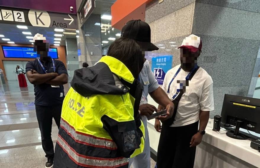 員警細心協助奈及利亞籍民眾。(圖/記者薛秀蓮 翻攝)