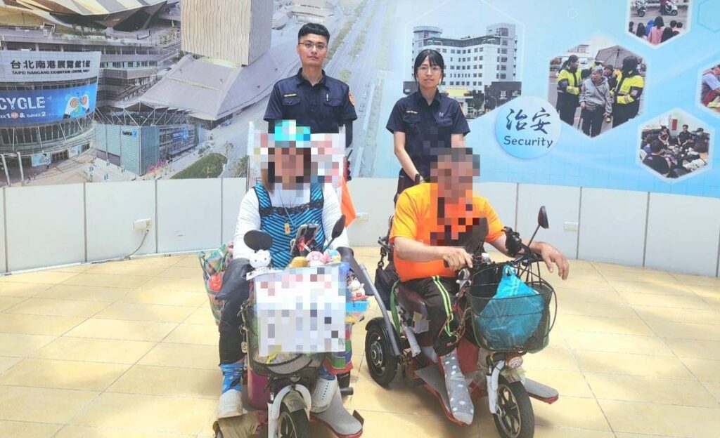 員警與民開心眾合影。(圖/記者薛秀蓮 翻攝)