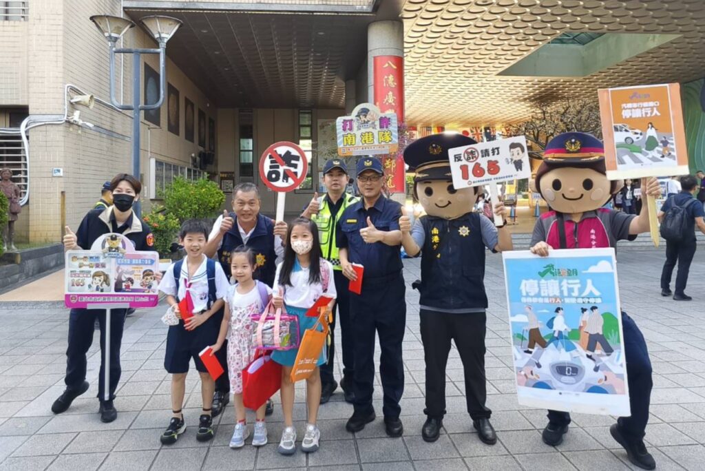 開學首日南港分局長洪漢周率同仁至南港國小護童及交分犯防宣導。（圖／記者薛秀蓮 翻攝)