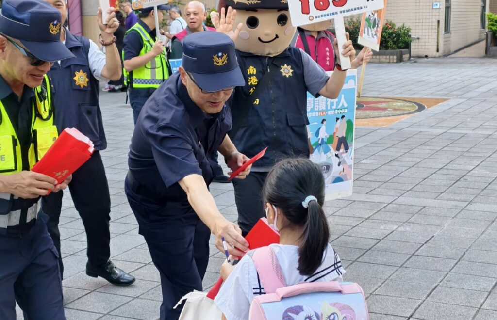 新學期開學，分局長發放文具用品給學生。（圖／記者薛秀蓮 翻攝)