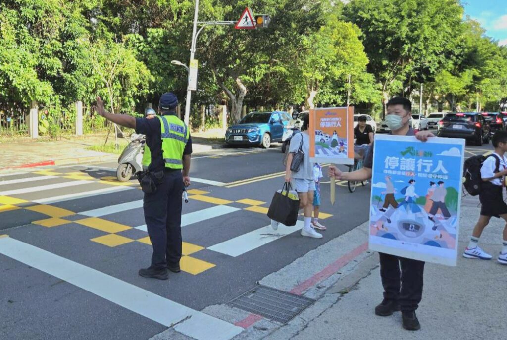 南港分局員警於學校周邊守護學童安全。（圖／記者薛秀蓮 翻攝)