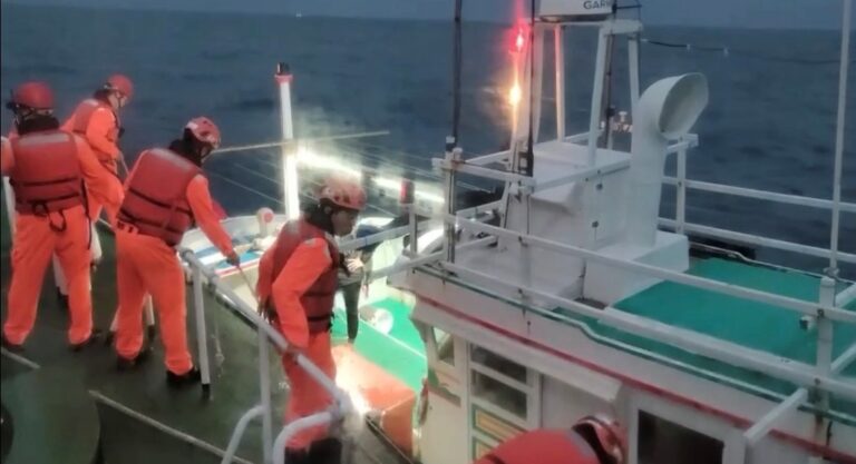 海巡安檢警覺與科技慧眼監控即時識攔截緝獲偷渡。（圖／海巡署）