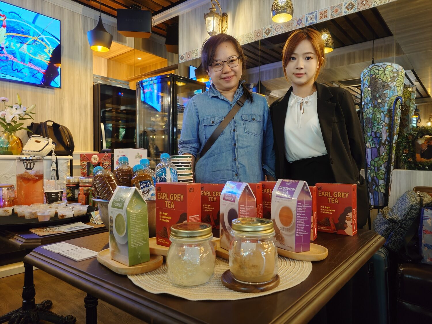 台灣特色品牌於交流會現場展示茶飲、加工食品等優質商品，與日本通路及企業代表面對面交流，爭取更多合作商機。（圖／記者張家燁攝）