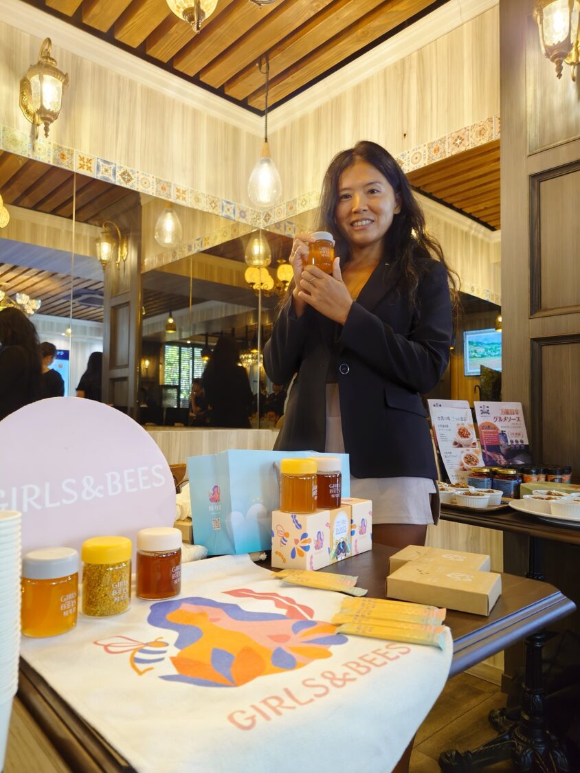 榮獲2026百大青農殊榮的「蜂女孩 Girls & Bees」於台日品牌交流會展示龍眼蜂蜜等特色產品，向日本與會來賓介紹品牌理念與產品特色，展現台灣優質農產加工品牌實力。（圖／記者張家燁翻攝）