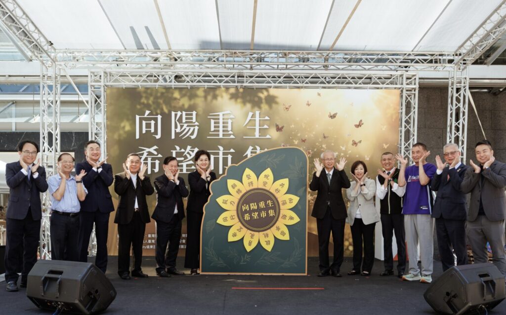 「向陽重生・希望市集」於新竹Big City遠東巨城購物中心盛大登場，法務部、新竹地檢署、更生保護會、企業及新竹御嵿攻城獅等代表共同出席開幕儀式，攜手支持更生朋友重返社會、翻轉人生。（圖／記者張家燁翻攝）