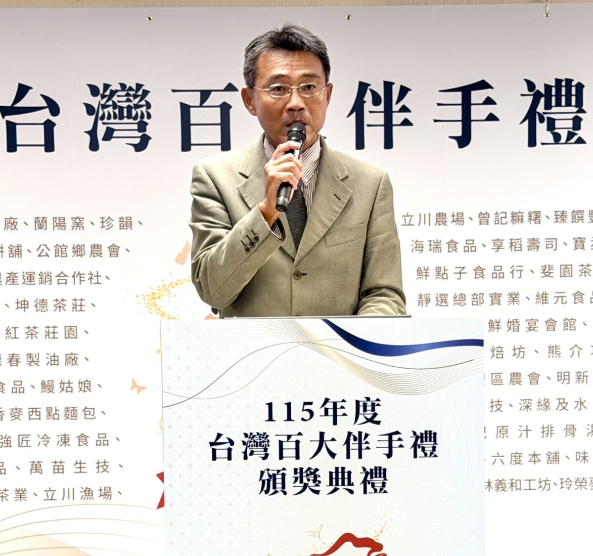 經濟部中小及新創企業署署長李冠志出席115年度「台灣百大伴手禮」頒獎典禮並致詞,肯定台灣中小企業深耕在地、持續創新,展現品牌發展能量。(圖/林照東攝)