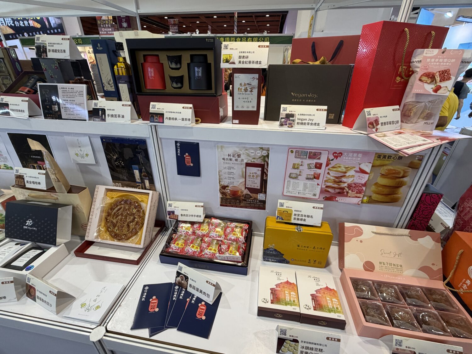 115年度「台灣百大伴手禮」獲獎產品於台北世貿一館集中展出,匯聚全台各地特色食品、伴手禮及創意商品,展現台灣在地產業多元創新與品牌實力。(圖/林照東攝)