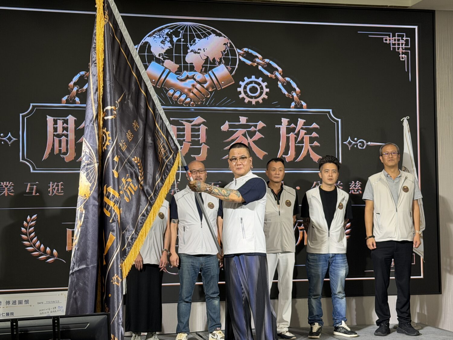 陳世勇會長揮舞大旗象徵旗開得勝 馬到成功。（圖/林照東攝）