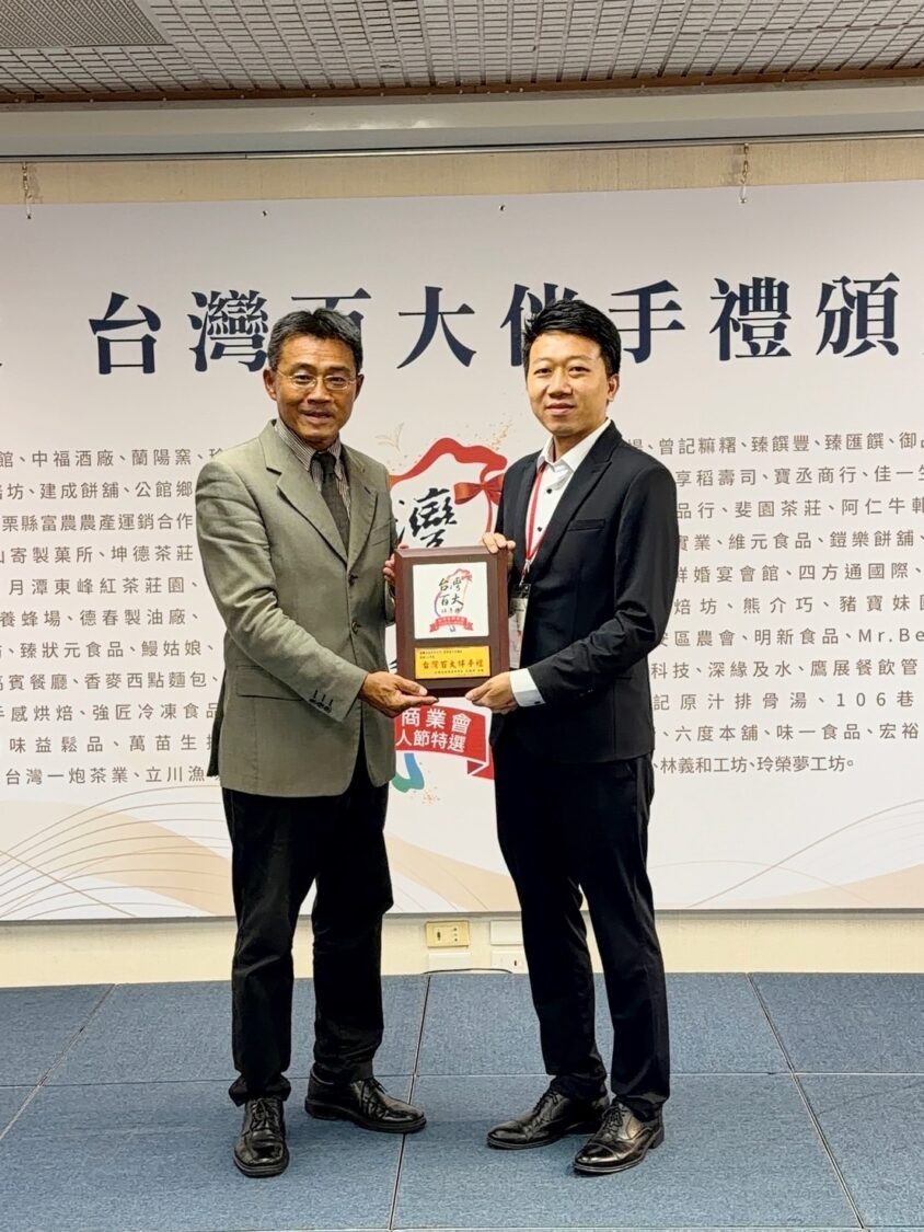 經濟部中小及新創企業署署長李冠志(左)頒發115年度「台灣百大伴手禮」獎牌,由森滋養執行長賴主栯(右)代表受獎,肯定「富貴漢方-經典漢方茶禮盒」在產品品質、包裝設計及市場創新上的優異表現。(圖/林照東攝)