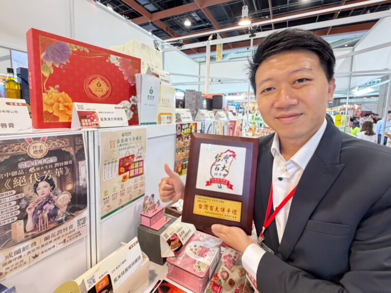 森滋養執行長賴主栯手持「富貴漢方-經典漢方茶禮盒」及115年度「台灣百大伴手禮」獎牌,展現品牌將傳統漢方智慧融入現代養生與送禮市場的創新成果。(圖/森滋養提供)