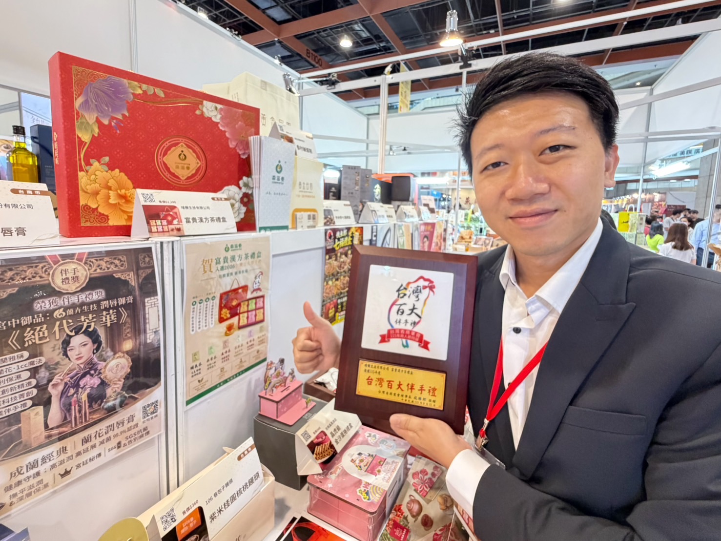 森滋養執行長賴主栯手持「富貴漢方-經典漢方茶禮盒」及115年度「台灣百大伴手禮」獎牌,展現品牌將傳統漢方智慧融入現代養生與送禮市場的創新成果。(圖/森滋養提供)