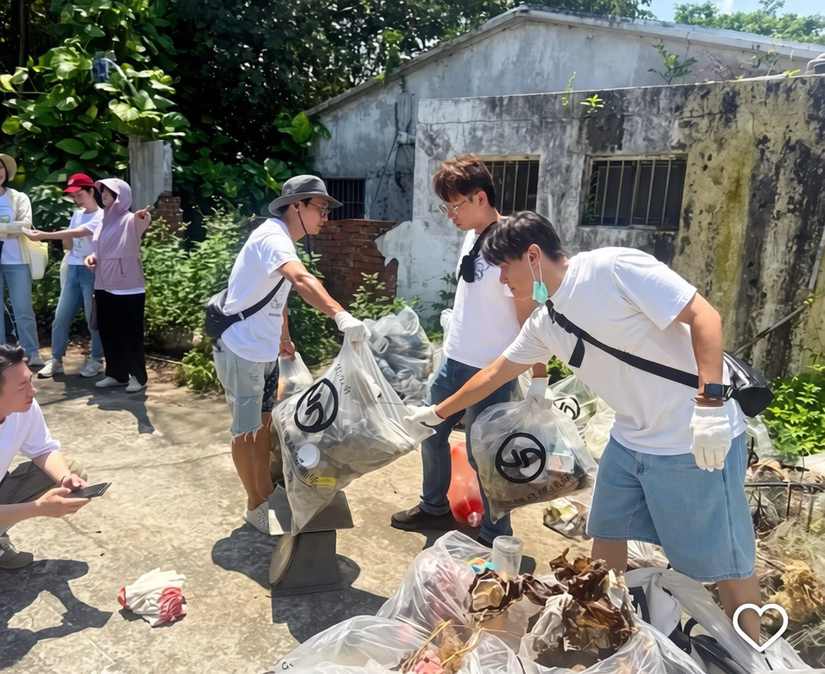 參與淨灘的夥伴投入海岸清潔,合力清除沿岸垃圾,將永續理念落實於行動。(圖/特芬莉提供)