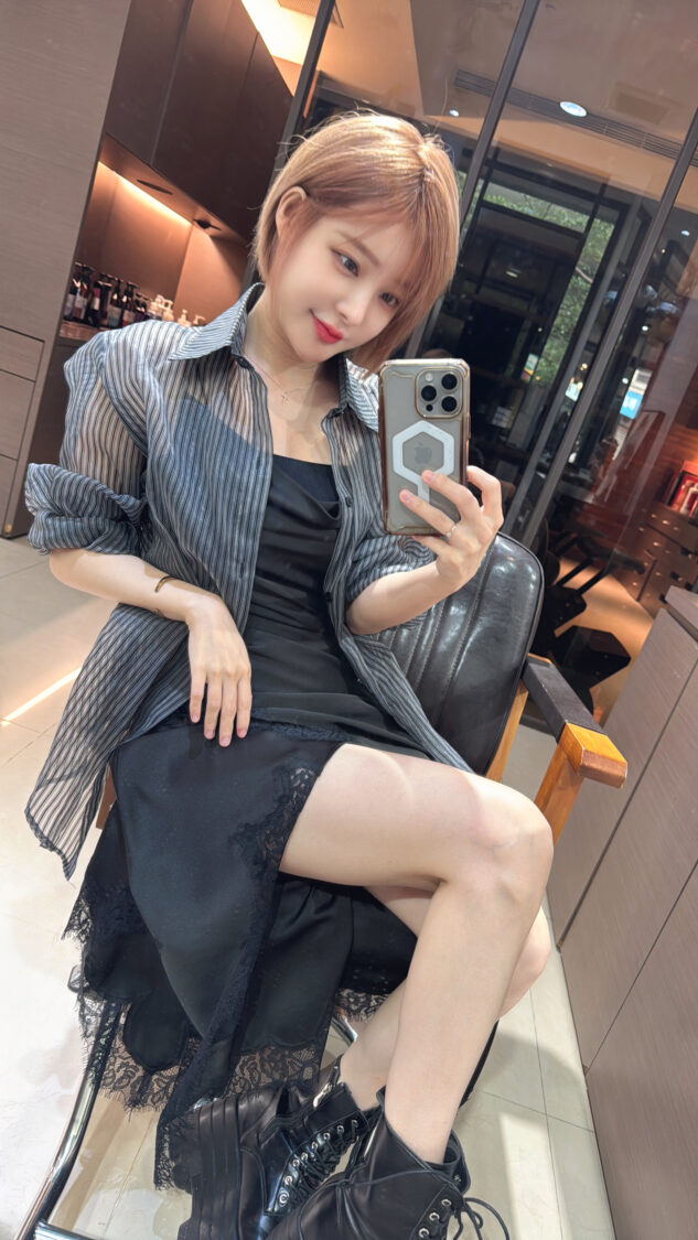 孟慶而換上全新髮色,完成造型後展現自然亮澤的髮色質感,為即將登場的演出增添亮點。(圖/法林髮藝提供)