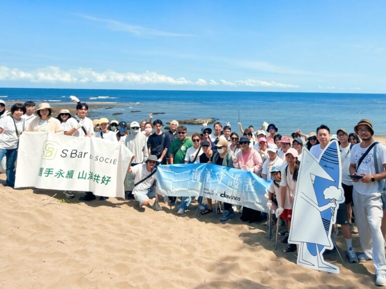 參與淨灘的夥伴投入海岸清潔,合力清除沿岸垃圾,將永續理念落實於行動。(圖/特芬莉提供)