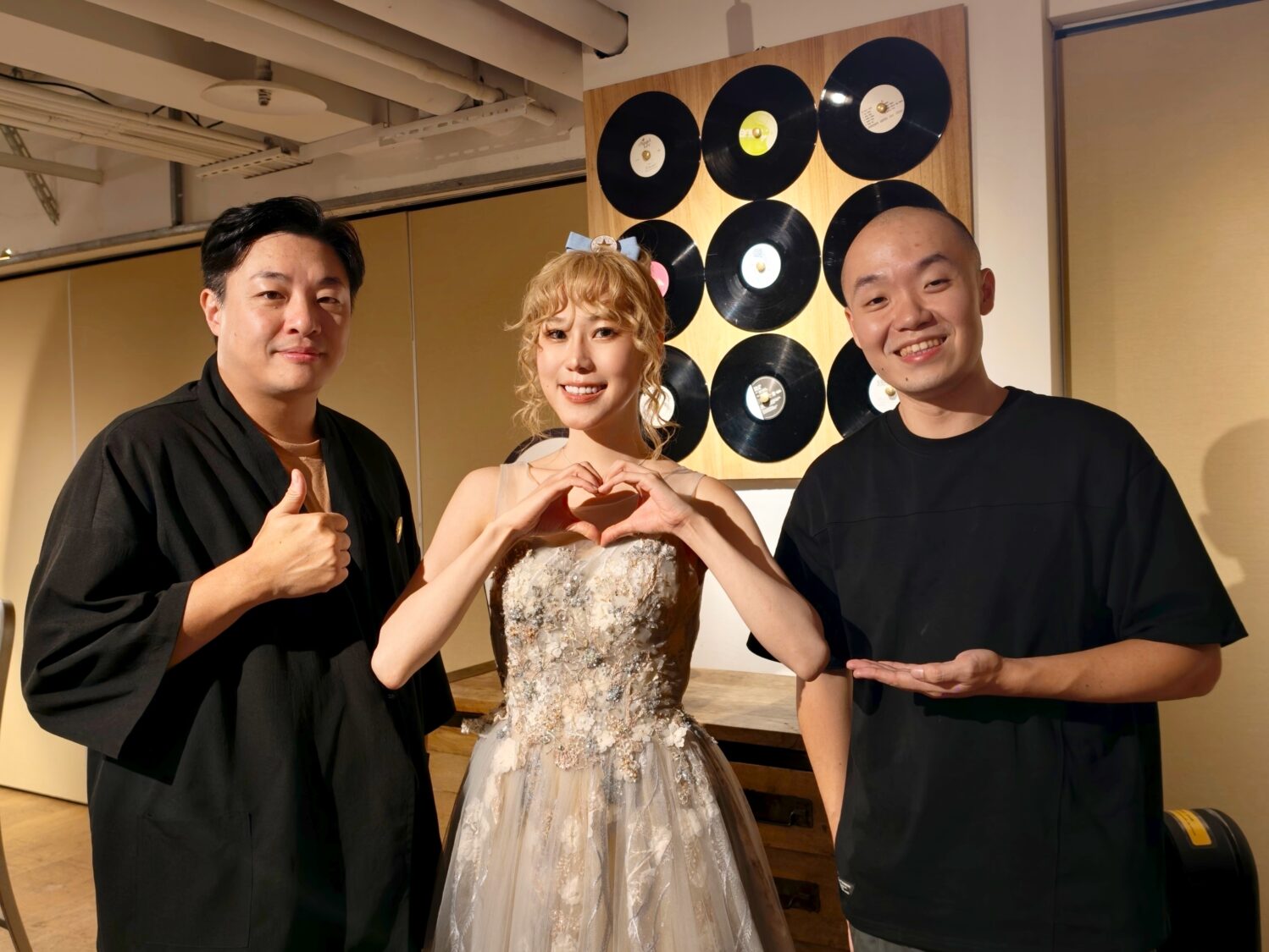 JOMI周蜜(中)與演出吉他手謝立航(左)、孫智威(右)合影。兩位樂手以不插電吉他編制,陪伴她完成JOMISJOURNEY TAIPEI首場演出。(圖/TASTAR時代創藝提供)
