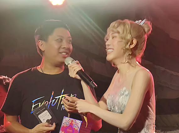 警廣節目《卡司大牌檔》主持人DJ Lucas(左)在「幸運星時間」被抽中上台,面對JOMI周蜜詢問最喜歡哪首歌時回答「全部的歌」,逗趣互動讓全場笑成一片。(圖/TASTAR時代創藝提供)