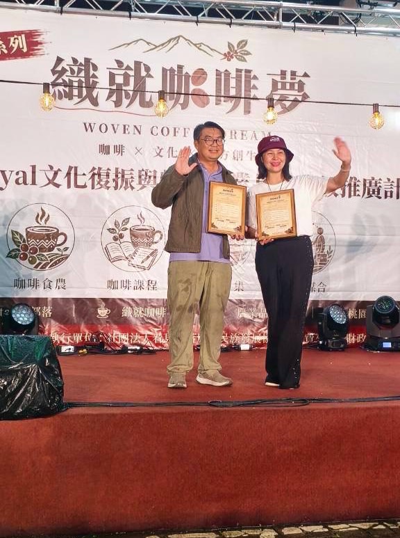 協會開擴馬來西亞賴比瑞卡咖啡產業跨國合作,理事長曾庭希(右)企業家劉博乾(LIEW BOH-CHEN)(左)開心合照。(圖/主辦單位提供)