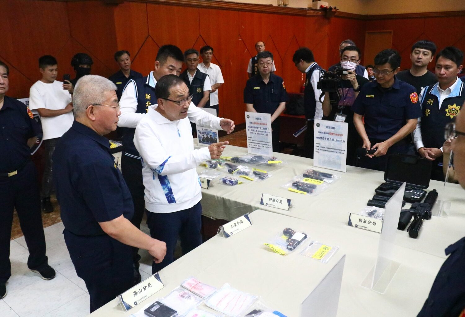 新北市長侯友宜視察新北警掃黑成果。(記者徐煜勝翻攝)