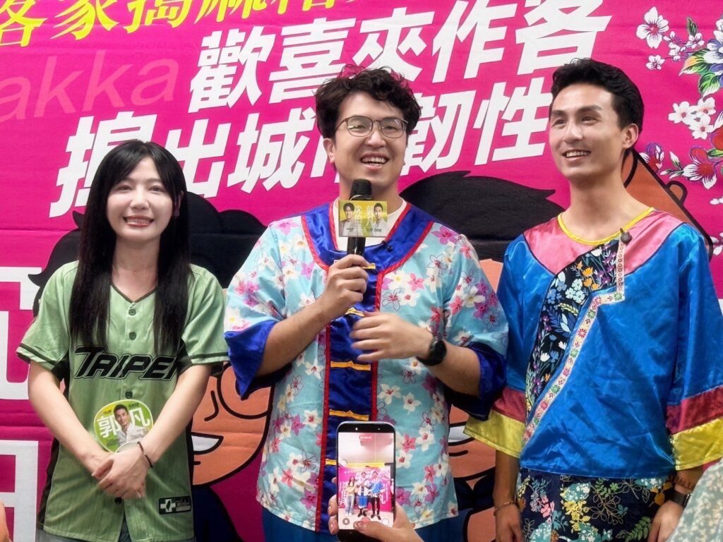 民進黨松山信義市議員參選人郭凡（右）與沈伯洋（中）及吳沛憶（左）一同出席「客家搗麻糬文化體驗」。（記者徐煜勝翻攝）