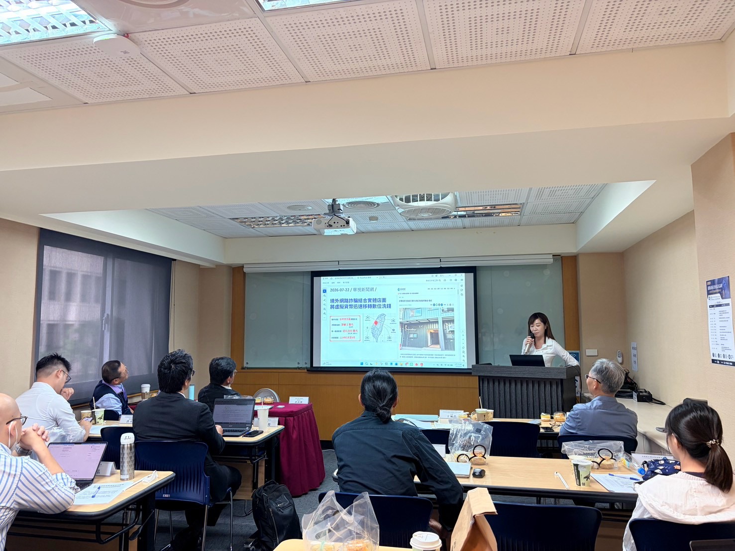 台灣民間反詐騙協會金融暨數位貨幣防詐主委王珮蓓說明高雄鳳山成功返還247萬元的實戰案例。(記者徐煜勝翻攝)