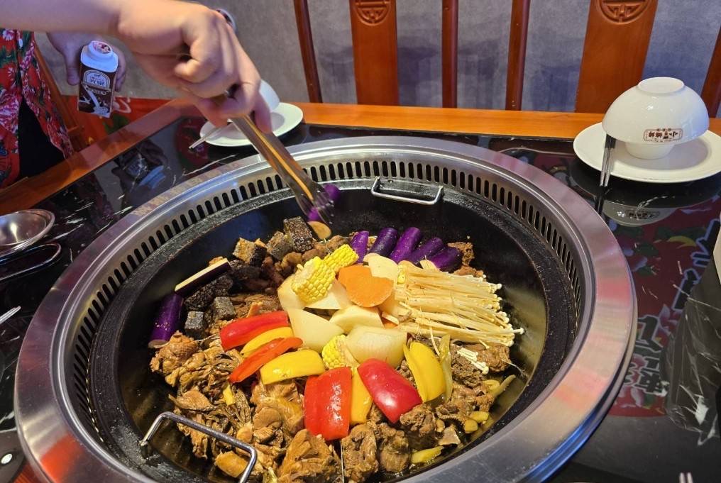 「小媳婦」鐵鍋燉台中店打破僵局。首度將物理熱能科學注入中式傳統料理,品牌透過特製的高密度厚鑄鐵鍋。(記者徐煜勝翻攝)