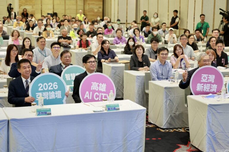 高雄市長陳其邁分享市府團隊「緊緊緊」的治理效率。(圖/高雄市政府提供)