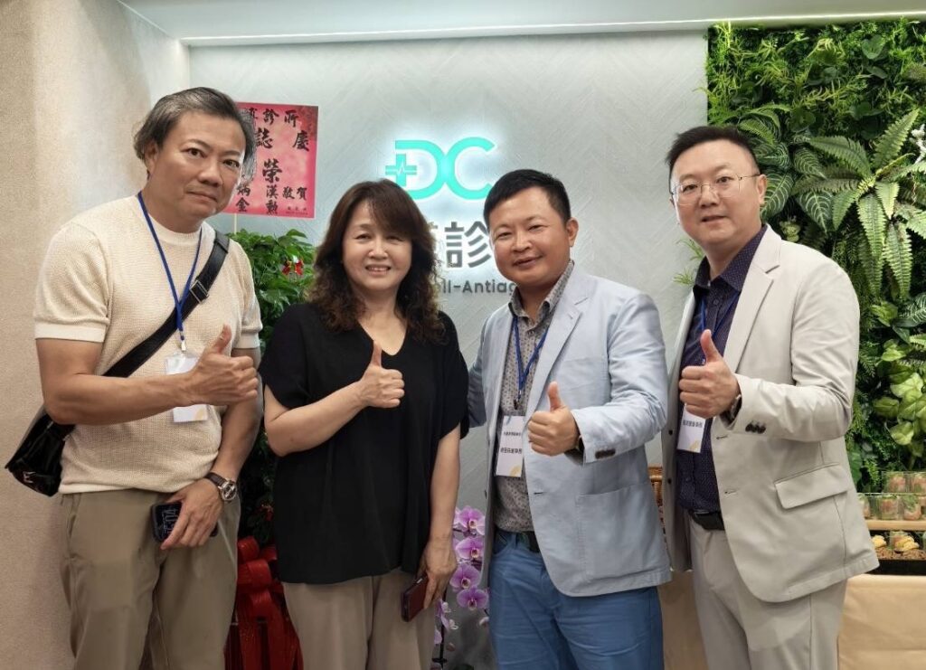 由右至左為苗栗縣工業會理事長黃清譽、康博集團董事長劉宣佑、臺灣戴姓宗親總會理事長戴美玉博士及新諺實業股份有限公司董事長黃仁耀，共同出席桃園康博診所開幕茶會，祝賀診所正式啟用。（圖／主辦單位提供）