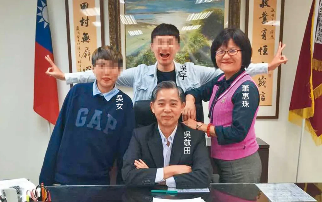 圖中為台中市警察局長吳敬田（前排中）與台北市警察局信義分局長蕭惠珠（右）及家人。近期因家屬涉詐欺及洗錢案件遭法院判刑，引發社會關注。（圖／翻攝自媒體報導）