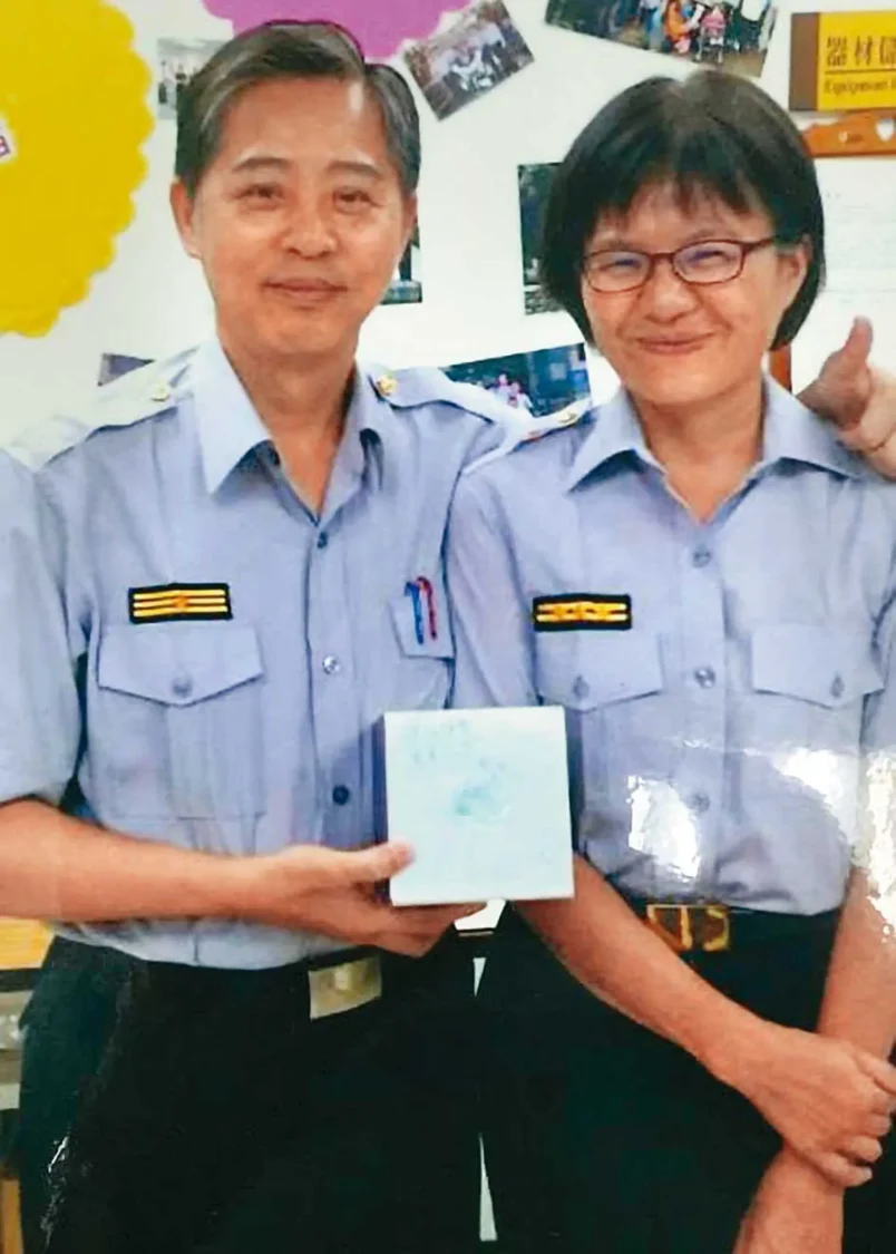 台中市警察局長吳敬田(左)與台北市警察局信義分局長蕭惠珠(右)感情甚篤,被稱為「警界神鵰俠侶」。(翻攝蕭惠珠臉書)