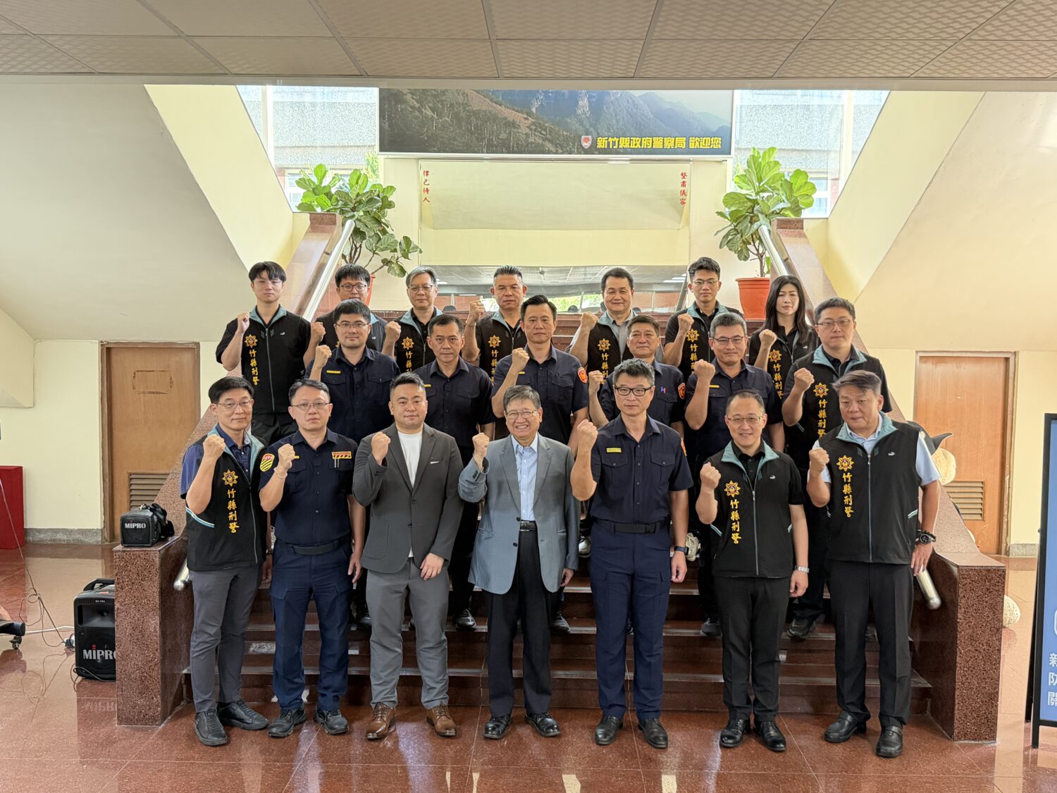 楊文科縣長帶領新竹縣政府警察局與臺灣新竹地方檢察署聯手成立「依托咪酯查緝專案小組」,整合刑警大隊、少年警察隊及各分局等查緝能量,展現檢警共同打擊新興毒品犯罪、守護治安的決心。(圖/記者林照東攝)