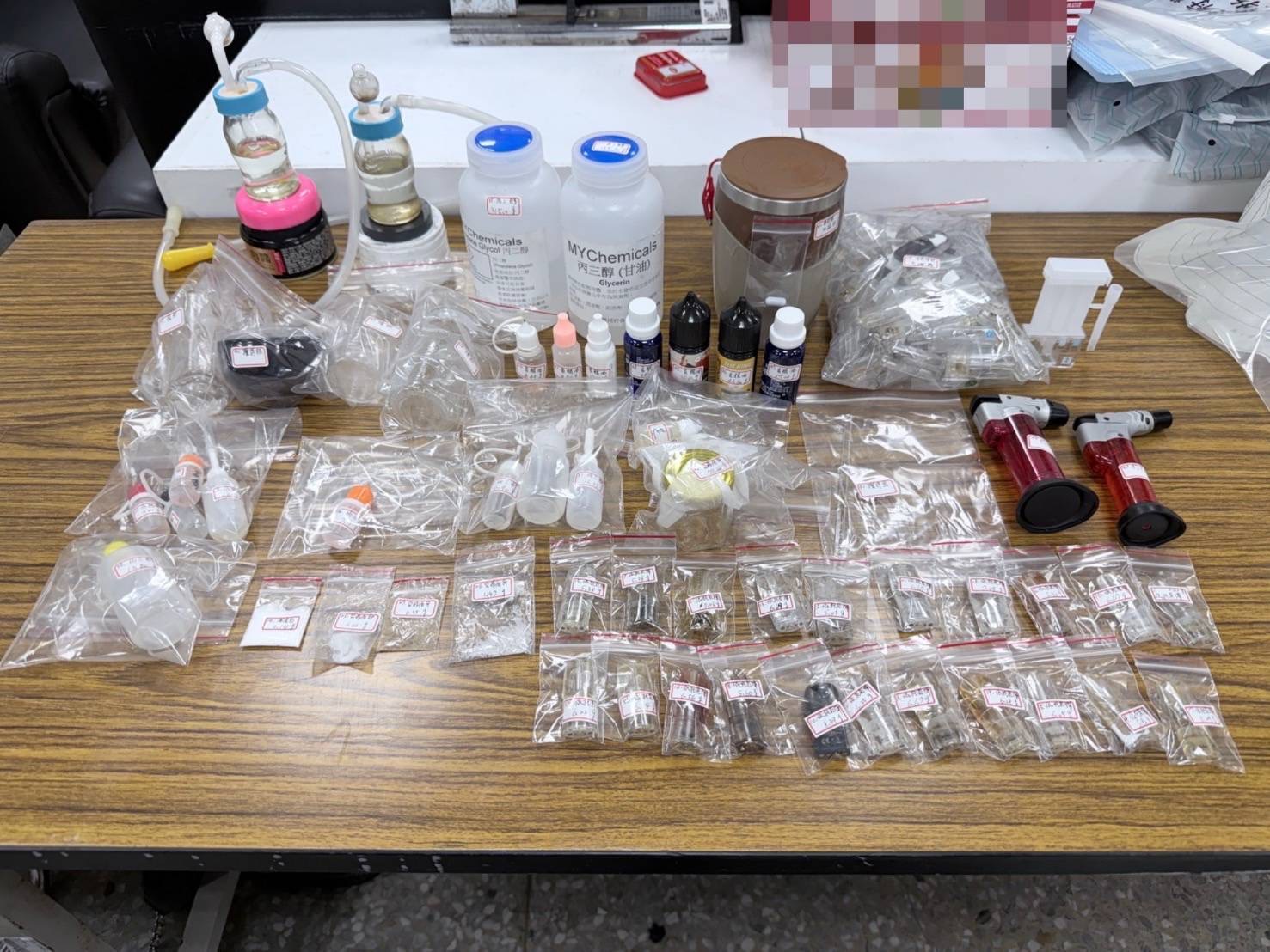 警方此次專案行動查扣大量依托咪酯煙油、煙彈、香精原料、化學溶劑、填充器具及包裝材料等證物,顯示不法集團已具備製造、調製及分裝新興毒品的能力,全案持續擴大追查毒品來源及販運網絡。(圖/新竹縣警察局提供)