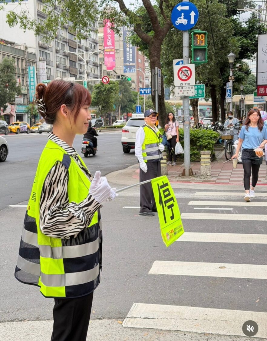 林晏慈熱心公益,擔任國北教大實小交通導護志工。(圖/翻攝自林晏慈社群)