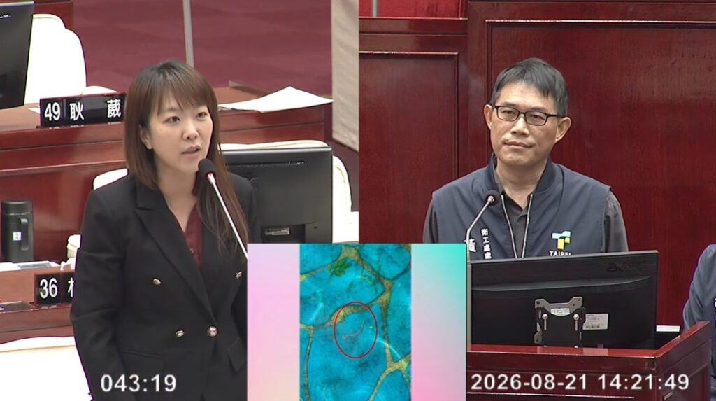 內湖運動公園戲水池驚見蚯蚓、破磁磚！張文潔痛批工務局固定清潔日玩假的。（圖／張文潔辦公室）