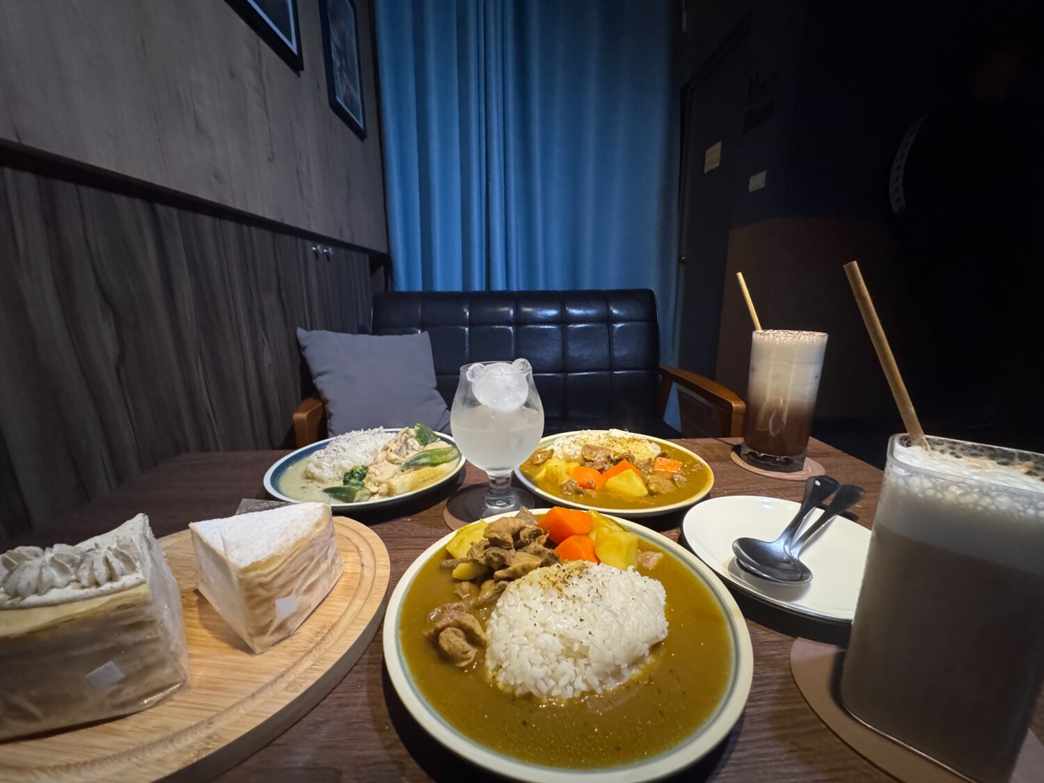 除了咖啡與甜點,店內亦提供咖哩飯等暖胃熟食;搭配隱密性極高的獨立包廂與舒適沙發座位,為三五好友打造不受打擾的深夜聚會時光。(圖/海熊咖啡提供)