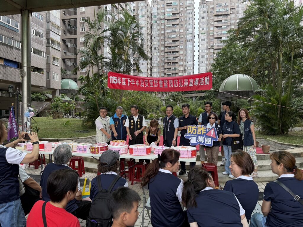 八斗子分駐所員警前往巴賽隆納社區，向居民進行犯罪預防及反詐騙宣導。（圖／記者薛秀蓮 翻攝)