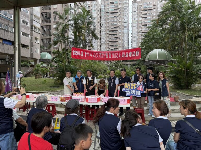 八斗子分駐所員警前往巴賽隆納社區,向居民進行犯罪預防及反詐騙宣導。(圖/記者薛秀蓮 翻攝)
