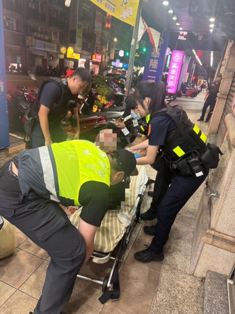 警方協助攙扶民眾上擔架。(圖/記者薛秀蓮 翻攝)