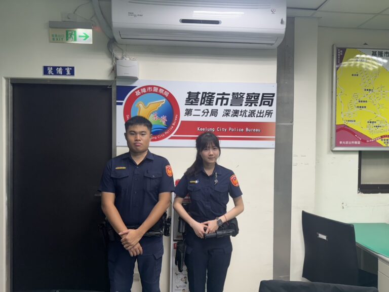 第二分局深澳坑派出所警員黃雪桐、陳昱安（右至左）。（圖／記者薛秀蓮 翻攝)