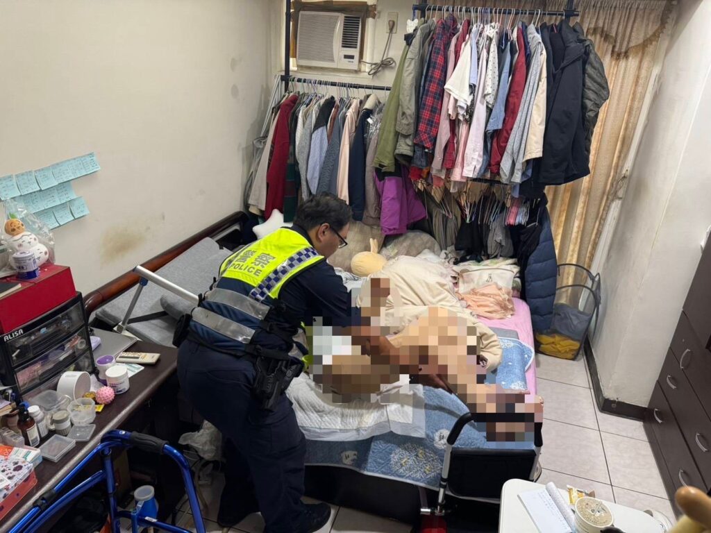 警方協助將老翁抱回床上並檢視有無傷勢。(圖/記者薛秀蓮 翻攝)