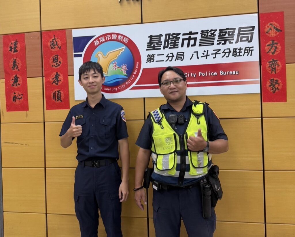第二分局八斗子分駐所警員林祐達、實習生湯寶德（右至左）。（圖／記者薛秀蓮 翻攝)