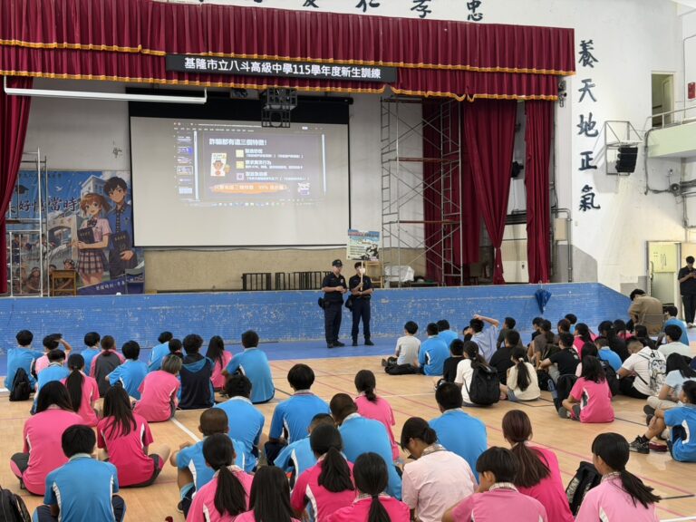八斗子分駐所員警走進八斗高中校園，透過實際案例向學生宣導防詐、反毒、交通安全及校園霸凌防制觀念。（圖／記者薛秀蓮 翻攝)