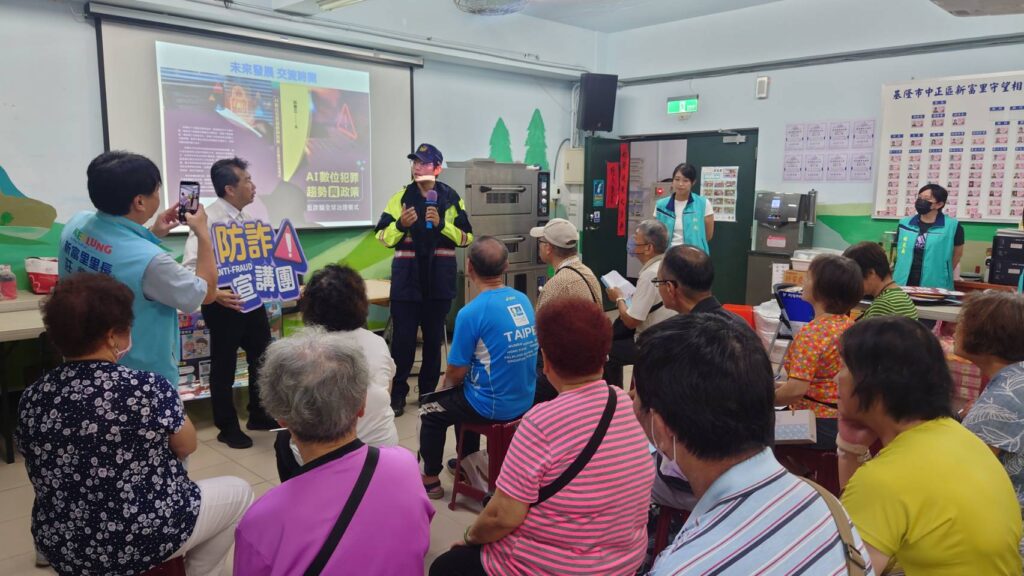 警方於活動現場進行防詐宣導，提醒民眾提高警覺，慎防不動產交易詐騙。（圖／記者薛秀蓮 翻攝)