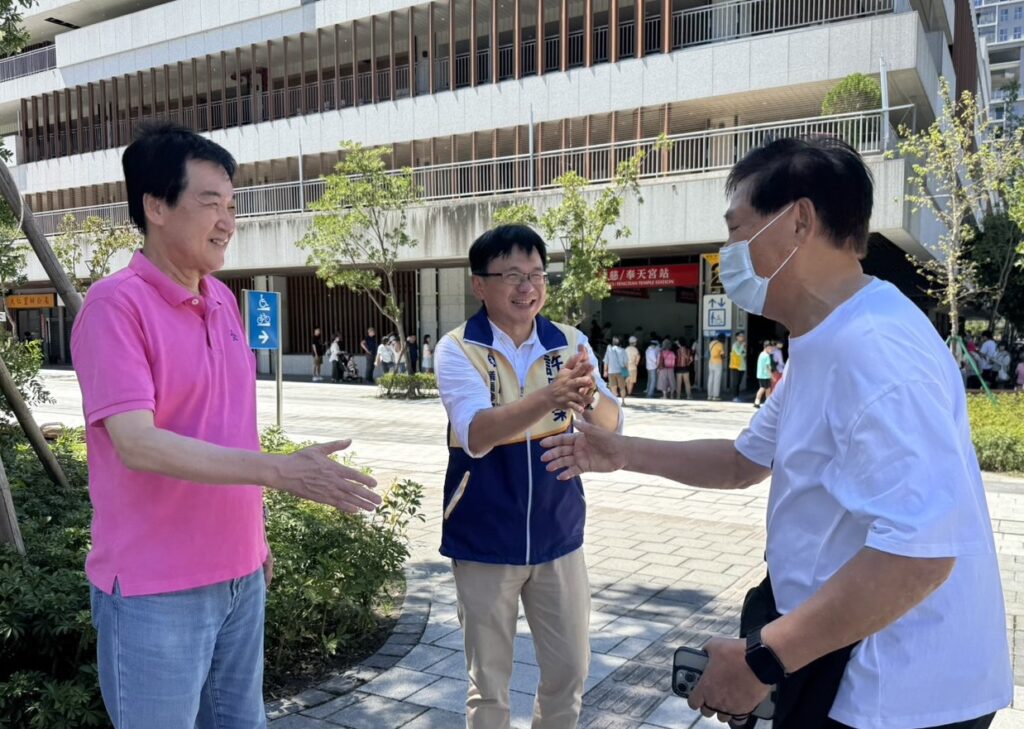 費鴻泰（左）與松山、信義區市議員候選人許原榮（中）來到廣慈／奉天宮站，向大福德地區居民問好，共同見證信義線東延段正式通車。（圖／記者鄭元毓翻攝）