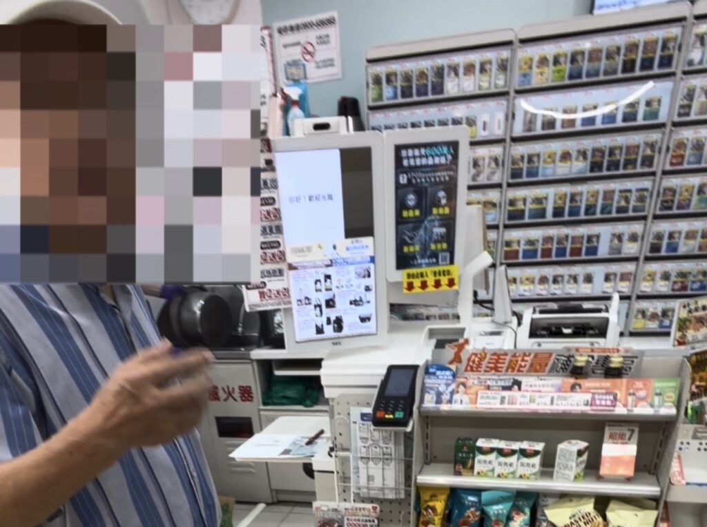 警員向劉男了解受騙情況。(圖/記者薛秀蓮 翻攝)