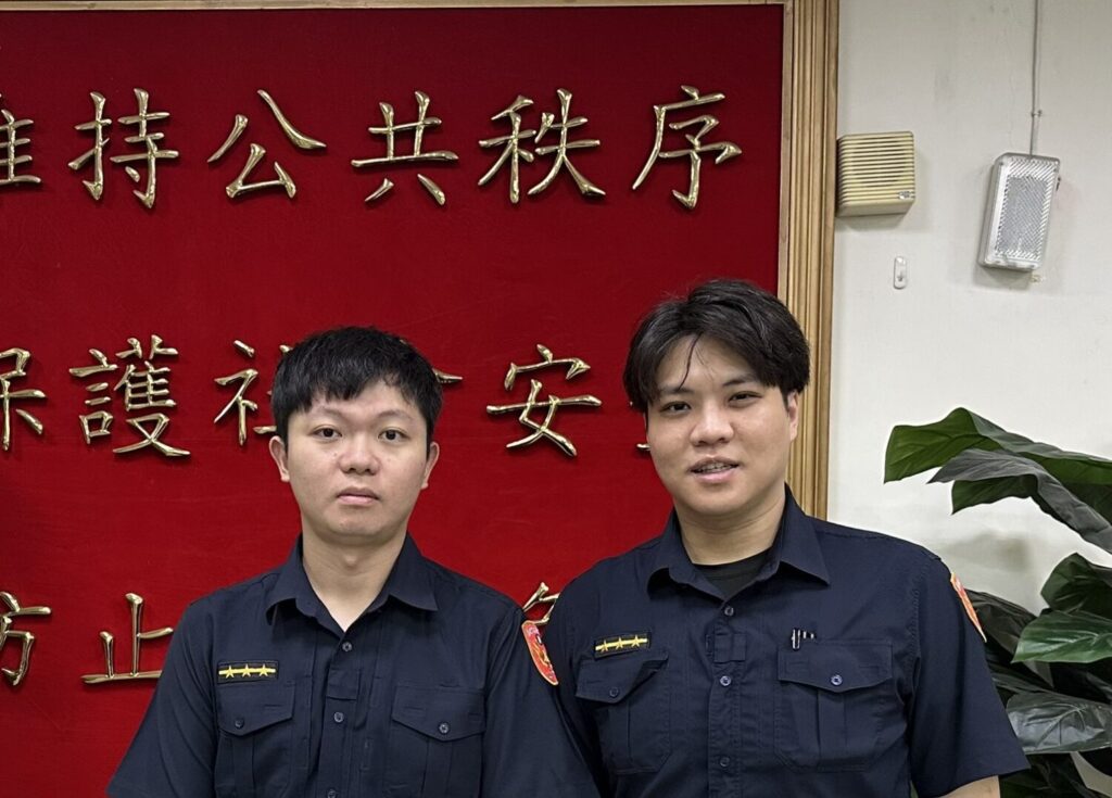 文德派出所警員廖子逸(左)、郭庭尚(右)。（圖／記者薛秀蓮 翻攝)