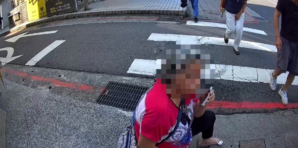 員警發現婦人跌坐路旁。（圖／記者薛秀蓮 翻攝)