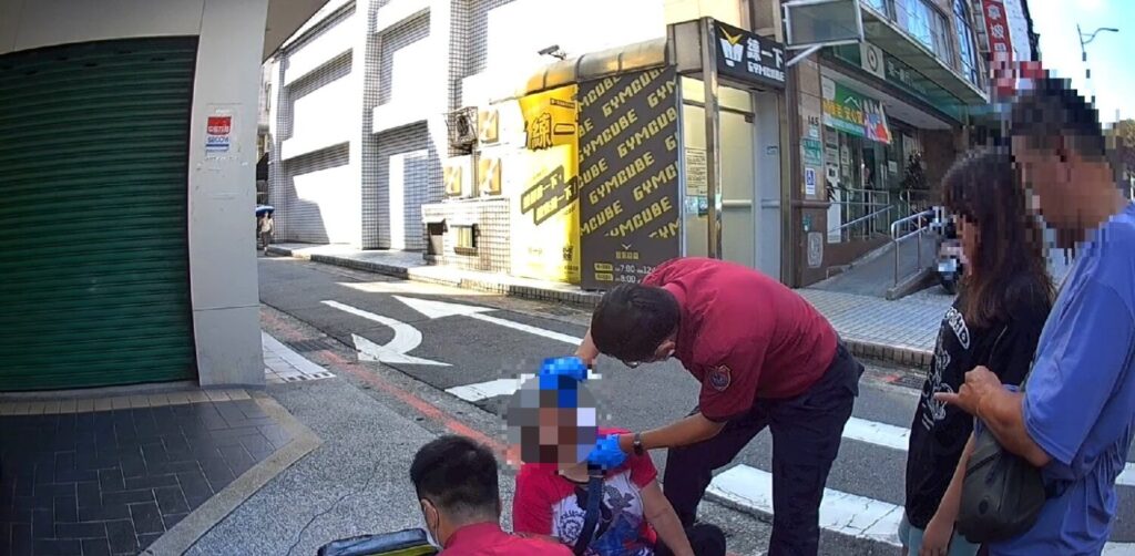 通報119人員協助婦人包紮傷口。（圖／記者薛秀蓮 翻攝)