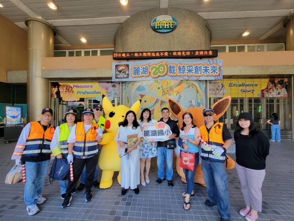 內湖分局宣導團與麗湖國小校長、家長及志工宣導合影。（圖／記者薛秀蓮 翻攝)